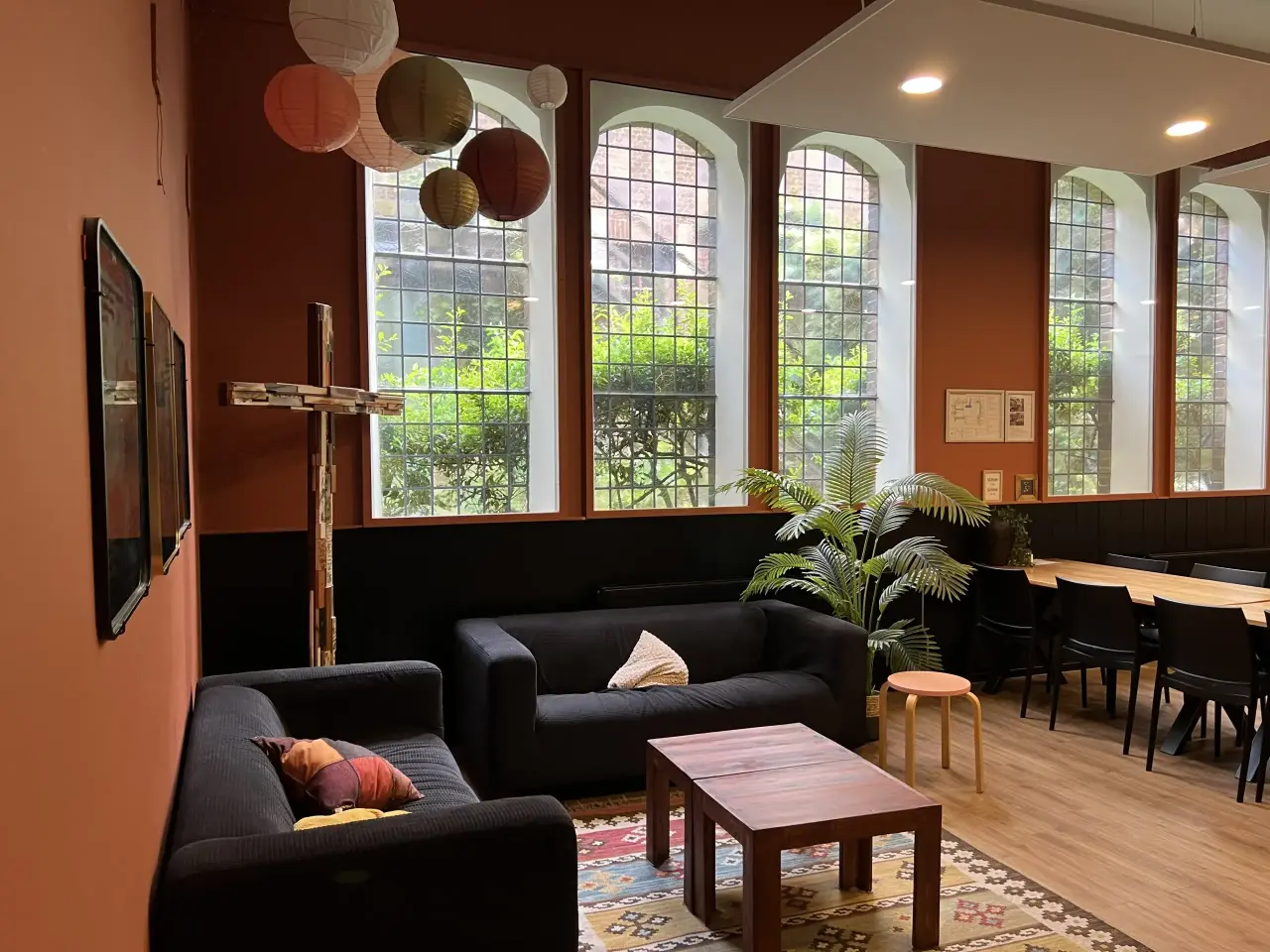 Jongerenzaal linkerhoek kruis