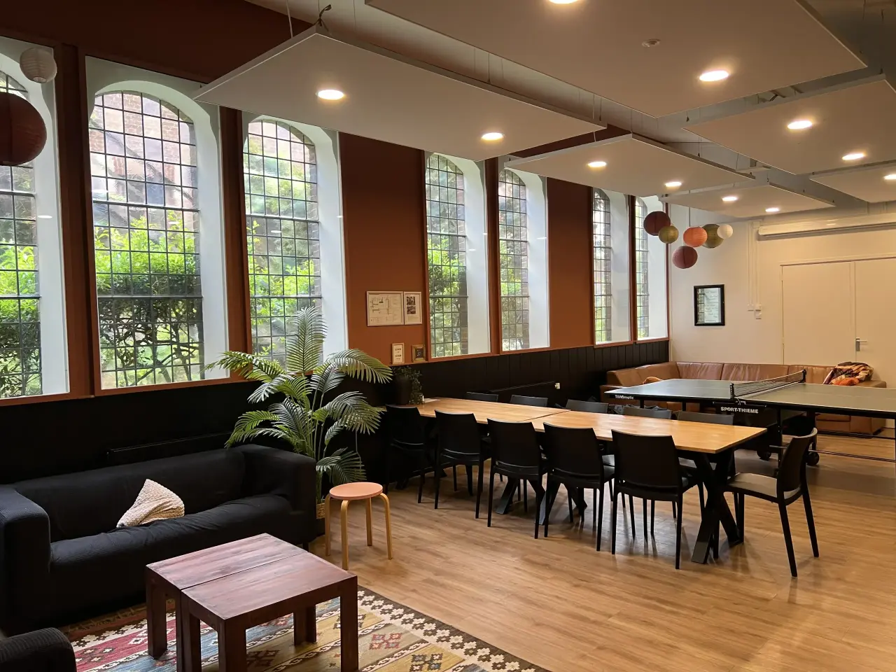 Jongerenzaal vanuit eetzaal
