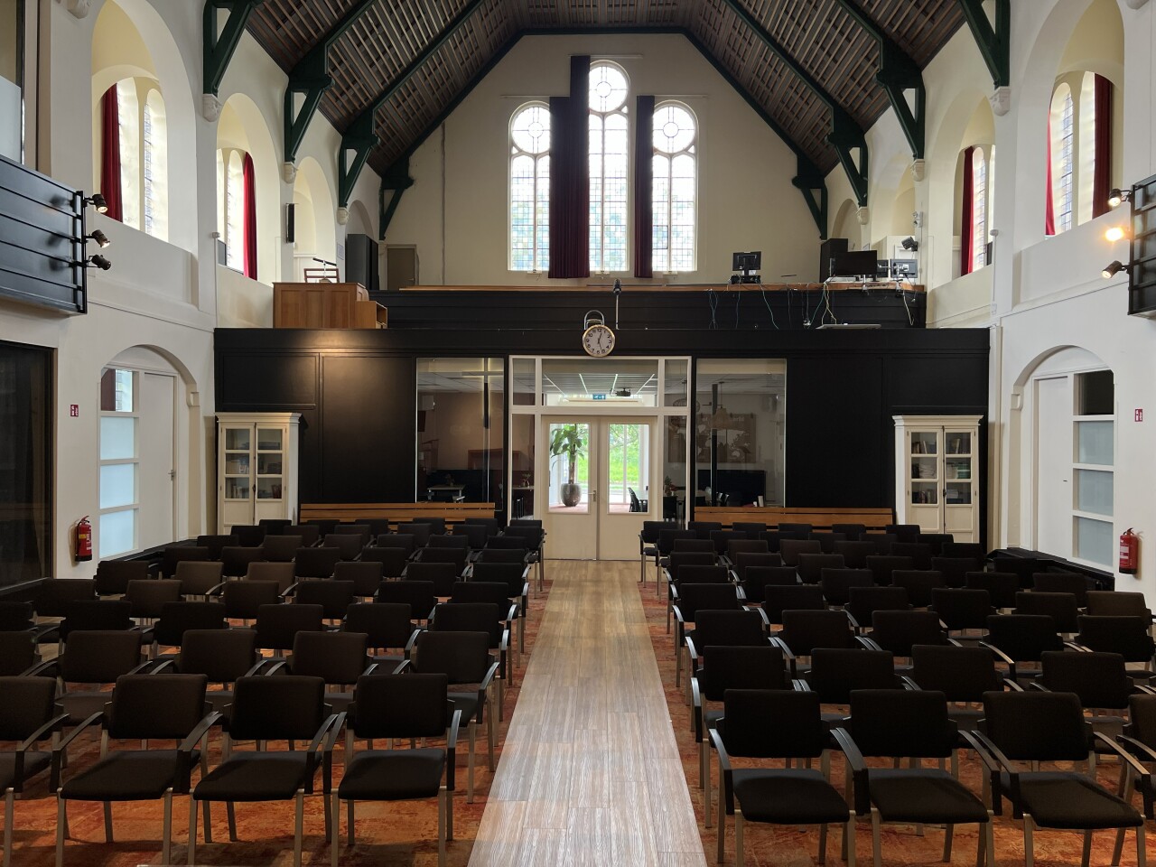 Kerkzaal met gallerij2