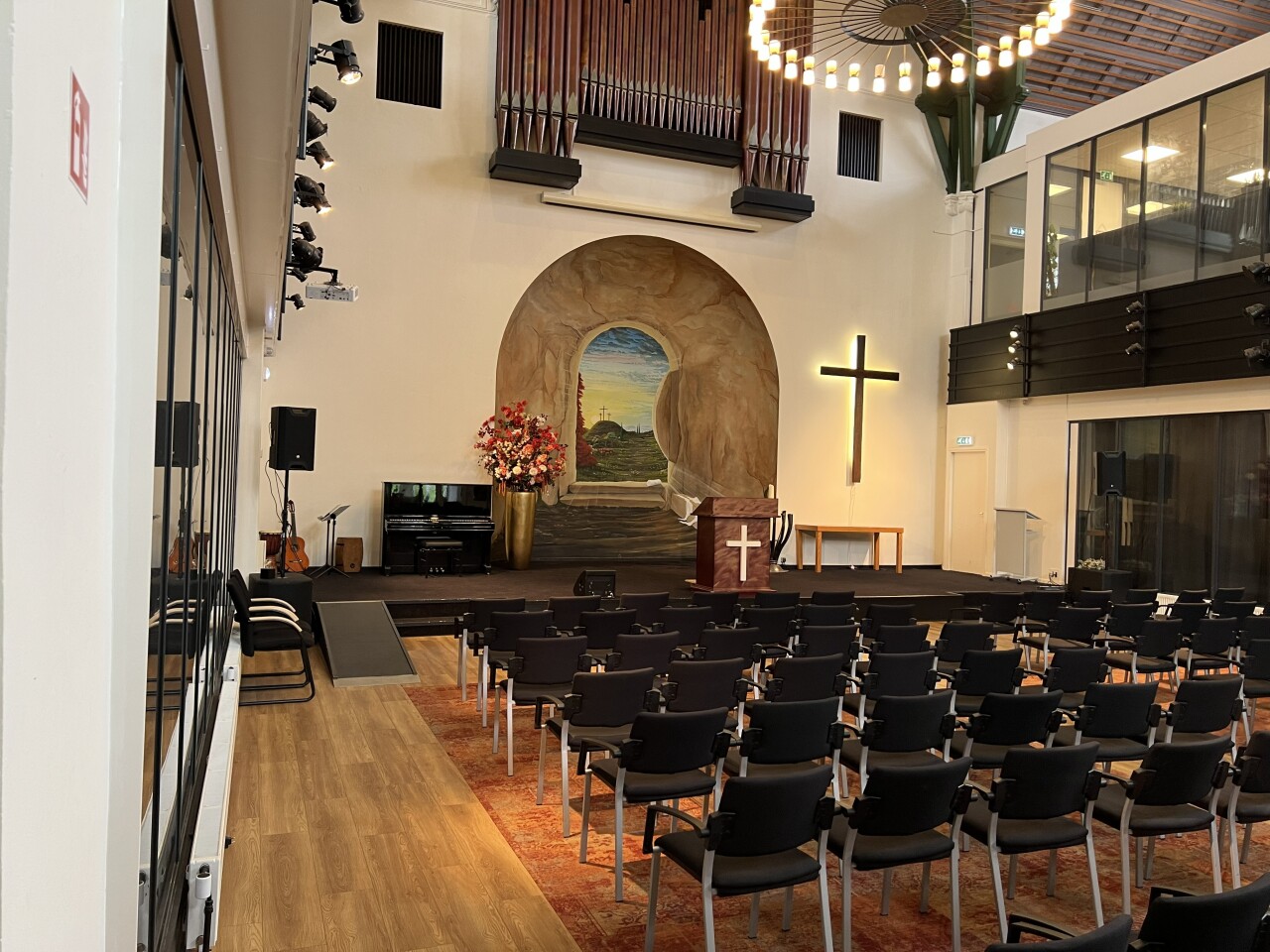 Kerkzaal podium links