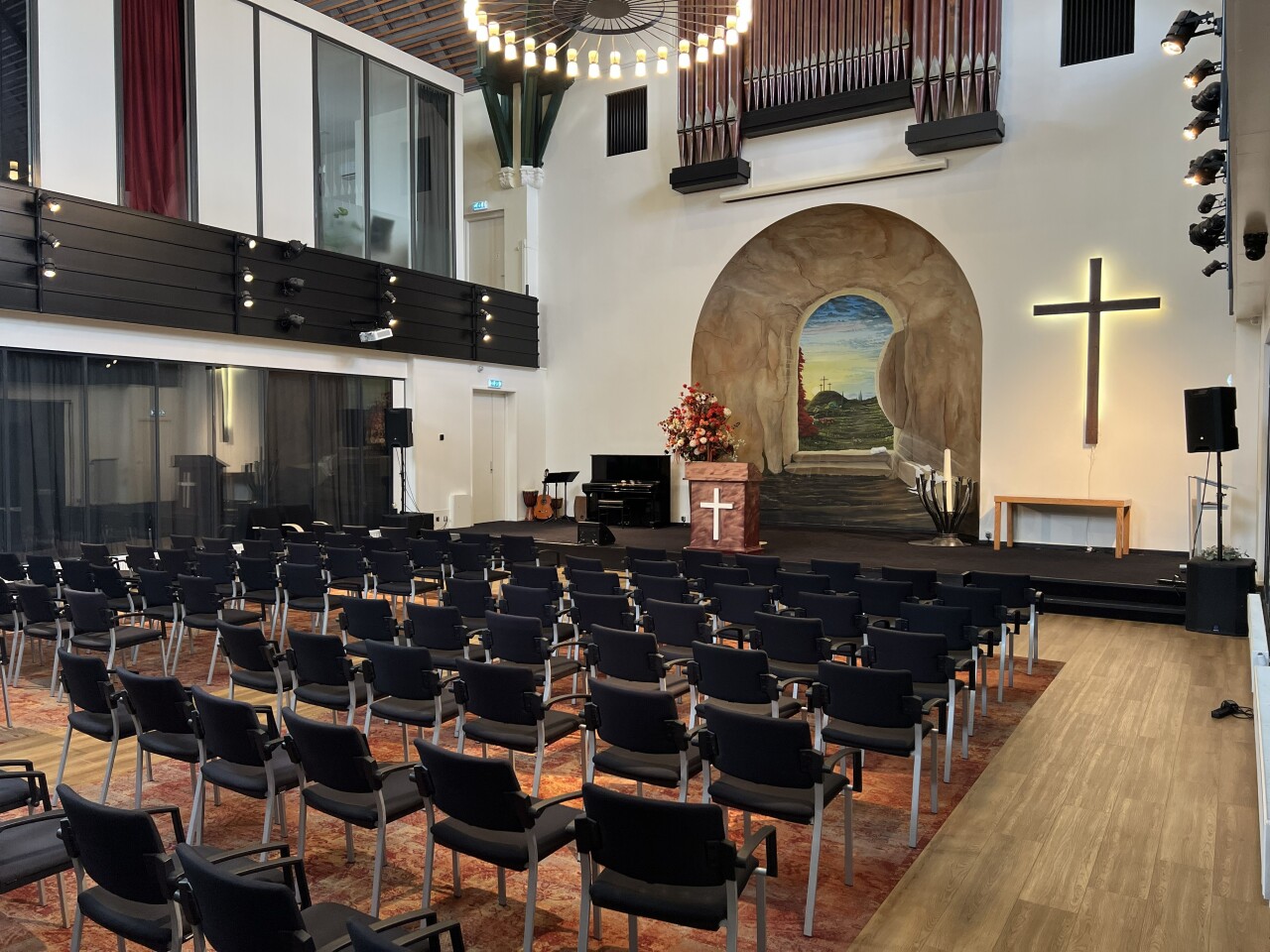 Kerkzaal podium rechts
