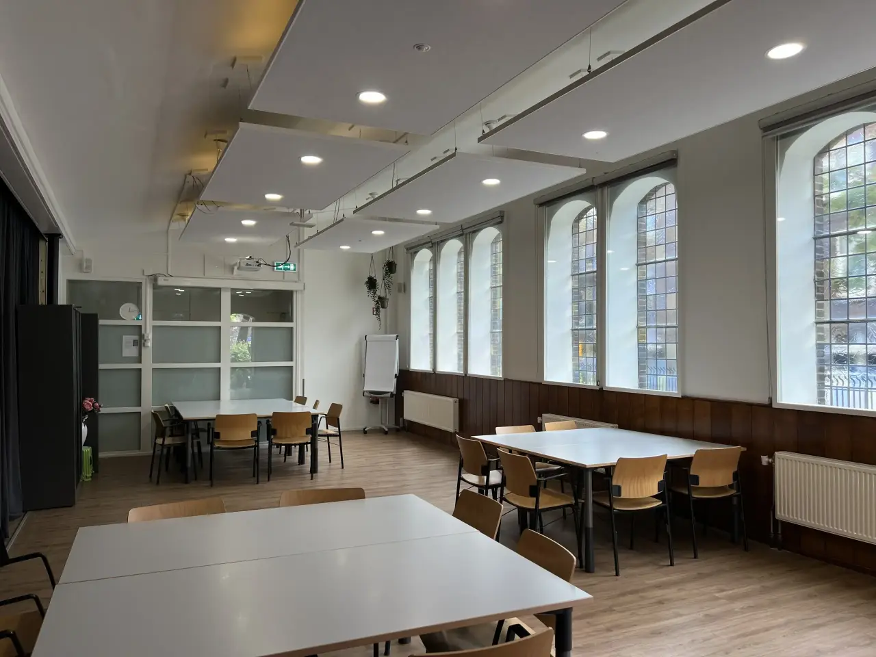 Vergaderzaal vanuit eetzaal