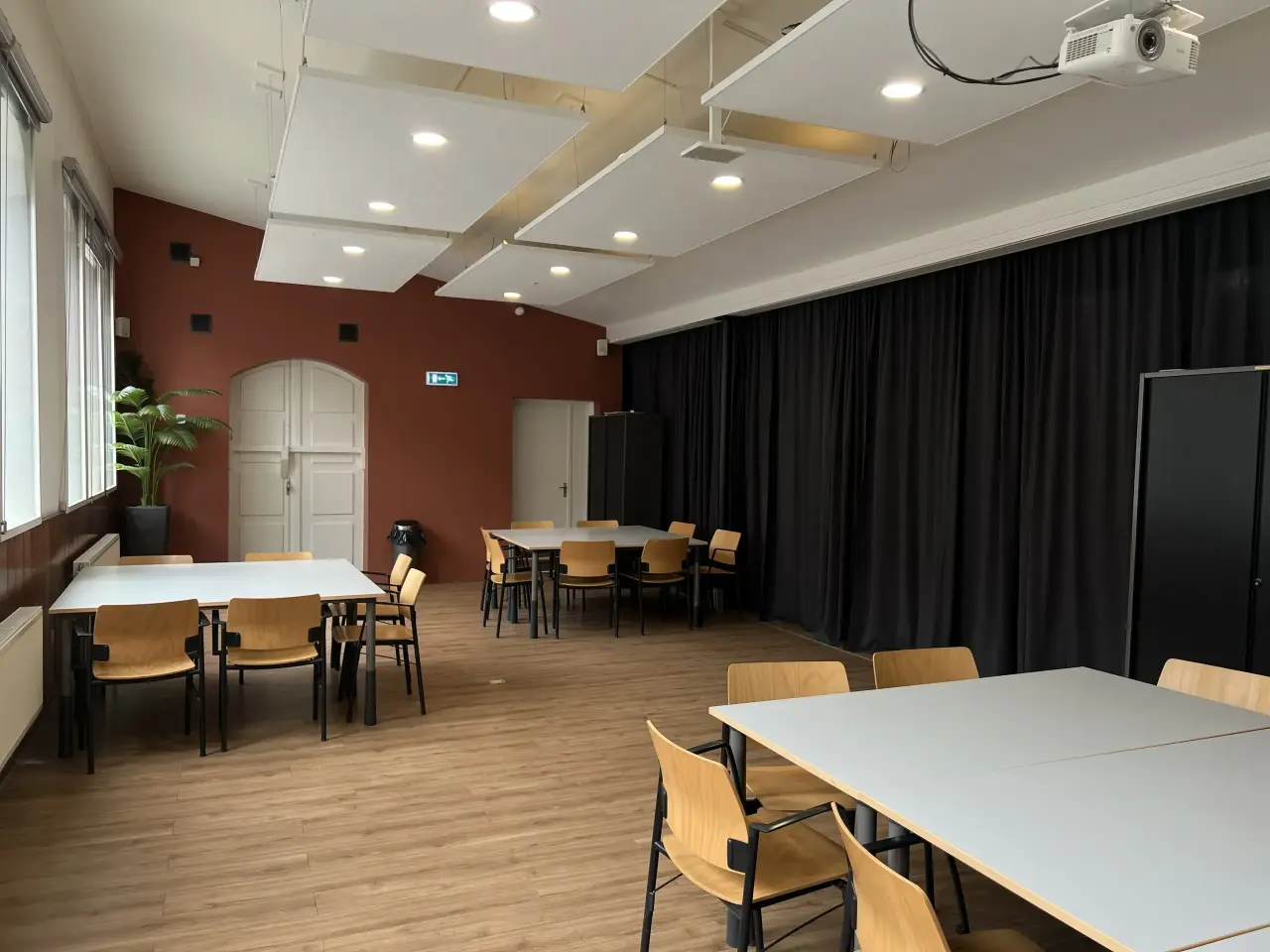Vergaderzaal vanuit kerkzaal